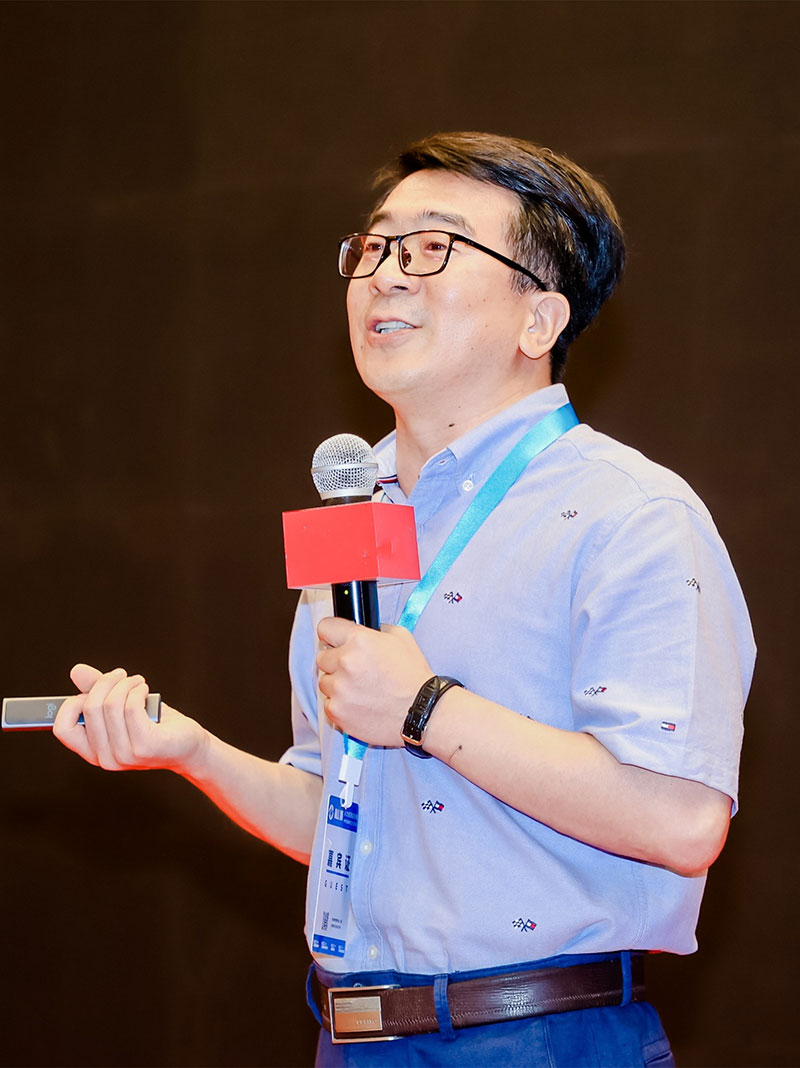 王飞老师形象照