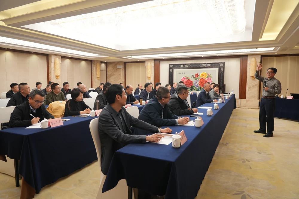王飞老师受邀为中盐股份业务高管开展《盐品销售渠道策略与终端市场开发管理》专题培训